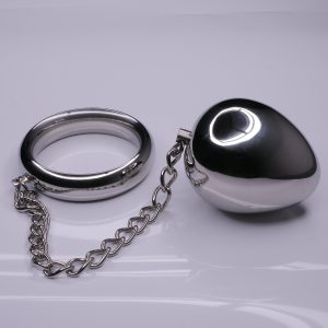 Cockring 5cm avec son œuf de 610 grammes attaché à une chaîne en acier inoxydable