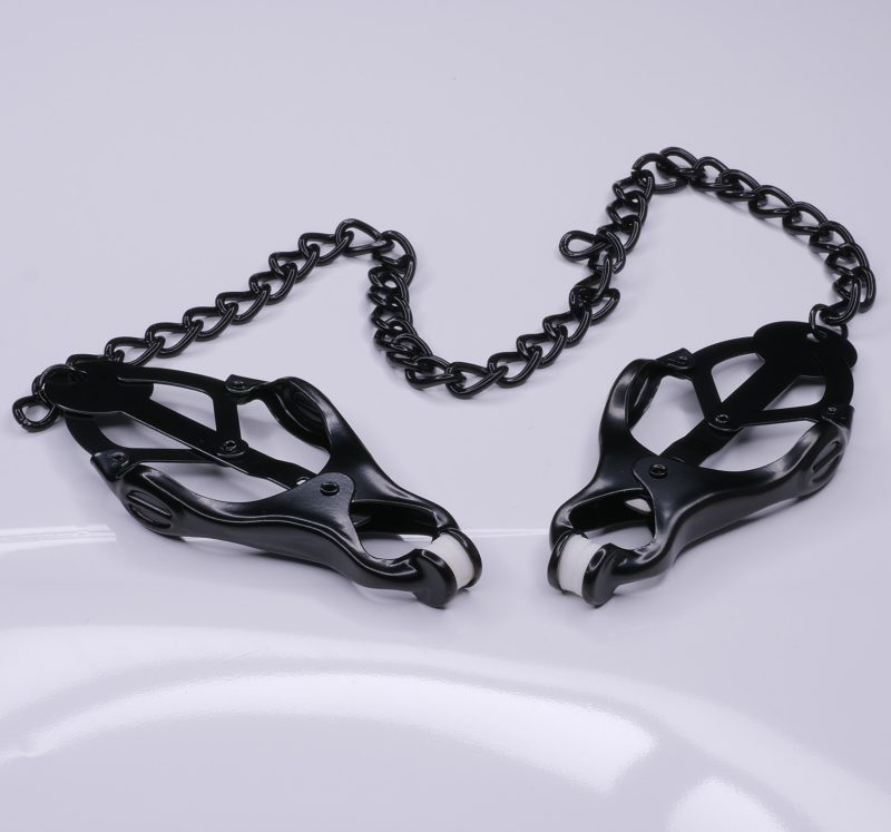 Pinces à Seins Trèfle Japonais noires en Acier Inoxydable avec Chaîne